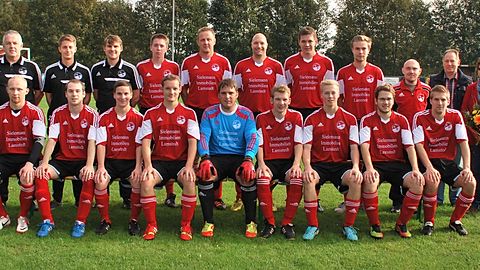 Trainer Heiko Tiedemann, Marcel Hermann, Benjamin Neumann, Hendrik Zeise, Sönke Riggers, Stephan Jürgens, Dennis Hamann, Ralf podendorf, Betreuer Torben Bösch, Sponsorenehepaar Sielemann.
Rene Förster, Timo Sturm, Marcel von der Fecht, Niklas Gornott, Mirco Kunert, Timo Gornott, Thore Jantzen, Theis Tiedemann, Sven Siems. Es fehlen: Henrik Hettkämper, Sebastian Tietje.