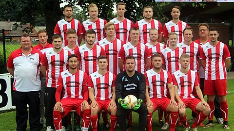oben von links: Alican Güngör, Arnold Meyer zu Devern, Arnd von Runnen, Kevin Gerlez, Eugen Fries
mitte von links: Holger Dopheide, Hendrik Meyer zu Devern, Tobias Kleemann, Leon Winklhofer, Marcel Meyer, Erik Dühnen, Waldemar Sagert, Jan Puncak, Sven Espelage, Alexander Fries, Maik Pundt, Daniel Kamke
unten von links: Andreas Fries, Mathias Lübke, Steffen Kafurke, Erich Gerlez, Dennis Boschmann
oben eingeklinkt: Simon Siltmann, Lars Gorny, Daniel Winter, Jan Soth-Igelmann, Joshua Witte