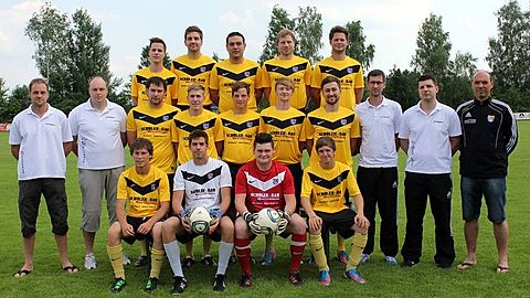 hinten vl.: Felix janusch, Andreas Märtin, Christian Hört (Co-Trainer), Benedikt Münch, Daniel Münch

mitte vl.: Patrick Walter (Vorsitzender), Christian Weis (Vorsitzender), Fabian Henn, Michael Weiß, Florian Janusch, Jason Connell, David Connell, Patrick Connell (SpA-Vors.), Andreas Unseld (Trainer), Clemente Salatino (SpA)

vorne v.l.: Tobias Theobald, Jonas Bechtold, Marius Johmann, Ruben Rossmann
