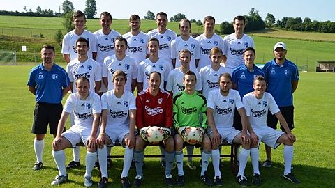 Hinten v.l. Daniel Stadler, Michael Vogl, Christoph Haugeneder, Christian Schönberger, Stefan Brandl, Johannes Stadler, Josef Petzi
Mitte v.l. Spartenleiter Florian Wurm, Andreas Bauer, Stefan Lenz, Florian Fuchs, Tobias Reichenberger, Andreas Freund, Trainer Christian Schnelzer, Trainer Christian Weber
Vorne v.l. Rudi Brandl, Christoph Seibold, Marco Blab, Michael Höllmüller, Andreas Kilger, Christian Moser