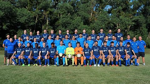 Die Spieler, Trainer und Betreuer des FC Südstern 1906 Karlsruhe auf dem aktuellen Mannschaftsfoto für die Saison 2023/24.