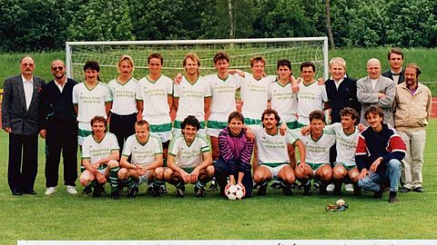 Meister der B-Klasse Donau 1989/90
Hinten von links: Abteilungsleiter Hans Anderl, Trainer Peter Kruppa, Mario Fritz, Gerhard Pietsch, Ralf Wirth, Armin Resselberger, Hans Gallenmüller, Rolf Ruck, Reiner Hander, Franz Stark, Hans Schamberger, Wolfgang Weckend, stv. Abteilungsleiter Franz Wenger, Betreuer Wolfgang Mayer
Vorne von links: Johann Ott, Gerhard Weng, Wolfgang Tausend, Josef Steidle, Martin Glade, Günter Sing, Robert Wagner, Michael Gartner