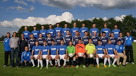 Hintere Reihe von links: Matthias Harfmann, Timo Schüle, Julian Sugg, Markus Sonntag, Fabian Harfmann, Rene Sauter, Patrick Bentele, Johannes Freßle, Manuel Dukal, Florian Pahn, Michael Krauth.
Mittlere Reihe von links: Trainer 2.Mannschaft Manfred Obermayer, Vorstand sportliche Leitung Matthias Ortner, 1.Vorsitzender Wilfried Maucher, Manfred Miller, Patrick Schneider, Jan-Philipp Asche, Benjamin Gapp, Dennis Lenuweit, Stefan Grünke, Mario Waggershauser, Marcel Stärk, Roman Schwankl, Benjamin Gärtner, Maximilian Heß, Trainer Harald Lutz.
Vordere Reihe von links: Betreuer Josef Lorinser, Jonas Schanne, Lukas Eisele, Patrik Steinhart, Marc Lenuweit, Jacob Schuhmacher, Benjamin Denzel, Sven Paskowksi, Lenz Fischinger, David Thoma, Betreuer Marius Nann.