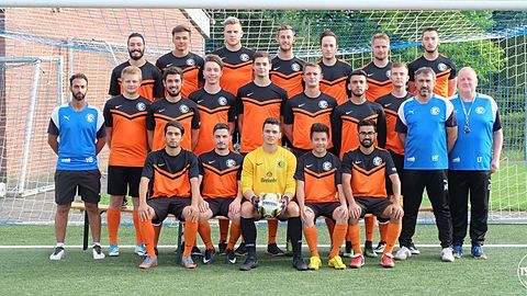 Obere Reihe v.l.: Oualid Kaaouch, David Peters, Christian Martens, Pawel Genemann, Tayfun Kavuncu, Nicklas Galow &amp; Ogulcan Genc
Mittlere Reihe v.l.: Trainer Hussein Beydoun, Jan Tappmeyer, Emre Tuncbilek, Dennis Rothe, Philipp Wanders, André Rothe, Oguz-Muhammer Solmaz, Philipp Sänger, Co-Trainer Hasan Tuncbilek &amp; Betreuer Lothar Tappmeyer
Vordere Reihe v.l.: Dlovan Abdi, Ferhad Özdil, Christiopher-Jassin Sievert, Johannes Le &amp; Ziad Khodeda
Es fehlen: Frederik Claas, Jorginho Engelmeyer, David Linda, Daniel Martens, Nelson Pereira-Correia, Kevin Klotzbach, Baris Misdik, Kemal Yildiz, Sebastian Hinrichsen-Pöpelt &amp; Sercan Özdil