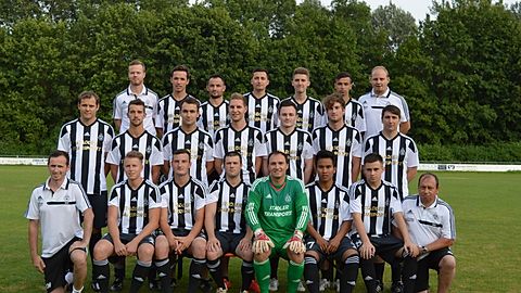 o.r. Tobias Prüter, Raffael Stüber, Georg Batir, Asmir Muhovic, Adrian Ardanhal, Russel Solfa, Torwartrainer Benjamin Polak
m.r. Erik Hillenbrand, Michael Schnierer, Thomas Stadelbauer, Manuel Kraft, Christian Deuschle, Phillip Schmieder, Axel Steib
u.r. Spielertrainer Enes Mehmedovic, Benedikt Kubina, Markus Huber, Phillip Naujok, Rene Kaiser, Sukpachok Makoed, Kevin Jelusic, Manfred Schellbach
nicht auf dem Bild: Mark "C" Hillenbrand, Max Bernbeck, Maximilian Pinkert