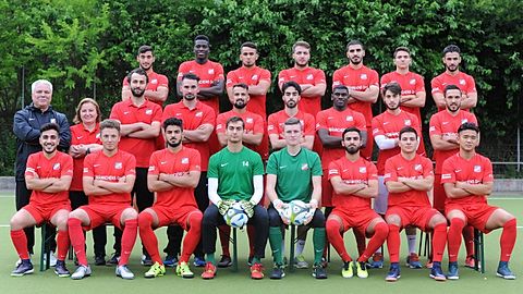 Oberste Reihe von links nach rechts:
Tolunay Aydin, Marvin Kupfer, Bünjamin Capar, Ergün Cakir, Wael Karim, Yannik Mastalerz, Alihan Ayvaz.
Mittlere Reihe : Hasan Keskin, Birsen Keskin, Mesut Özcan, Semih Keskin, Demircan Dikman, Burak Gevsek, Kaan Bektas, Berkan Türken.
Untere Reihe: Ümit Cicek, Max Konrad, Serkan Karasu, Charfedine Cherif, Ferdinand Hahn, Ramy Raychouni, Can Eryigit, Anh Nguyen
Nicht im Bild: Yannik Lüdtke, Sercan Konal, Can Isikli, Ali Moghrabi und Sebastian Ghasemi-Nobakht