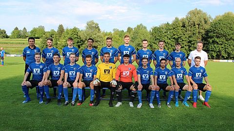 vordere Reihe v.l.:

Fabian Konradt, Tim Reiß, Lucca Rupps, Marvin Ohnemus, Lion Wellnitz, Mohamed Dormane, Mirko Zimmermann, Patrick Schultheiß, Philipp Röderer, Hannes Löhr

hintere Reihe v.l.:

Andrej Zerr (Trainer), Marcel Weißmüller, Florian Mayer, Rachid Gueddin, Eduard Fust, Yannic Griesbaum, Gerrit Müller, Simon Lehmann, Nando Schöner, Petro Müller (Vorstand Sport)

 

Auf dem Bild fehlen:

 Onur Cantürk, Sheik Omar Bojang, David Hartmann, Lukas Mayer, Erik Meinlschmidt, Michael Spiridi, Roman Bulgakov, Fatih-Melih Gürsoy,