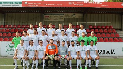 DJK Arminia Klosterhardt II / Bezirksliga Niederrhein Gruppe 5 / Saison 2019/2020

Hintere Reihe v.l.:
Matthias Hunold, Jens Bergforth, Kai Hannemann, Jörn Teschner, Marius Broß, Alexandros Sidiropoulos

Mittlere Reihe v.l.:
Co-Trainer Marc Gronek, Alexander Ristau, Simon Steinberg, Lars Hannemann, Dominik Berger, Marcel Wroblewski, Kevin Ritter, Teammanager Peter Simons, Trainer David Löchte

Vordere Reihe v.l.:
Roman Kottlowski, Tobias Quast, Simon Kottlowski, Tobias Wolff, Tim Herrmanns, Taygun Akdan, Masaoki Kawauchi, Christopher Harder

Es fehlen: Julian Birkholz, Kevin Janko