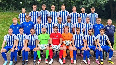 Hintere Reihe von links: D. Kalashnyk, B. Pankel, M. Music, K. Krystofiak, N. Bennmann, N. Korloo, A. Simsek
Mittlere Reihe von links: Physiotherapeut F. Lottermoser, TW-Trainer J. Fischer, O. Borodatov, Ph. Leube, J. Gramsch, N. Schindlegger, L. Rausch, M. Roth, Co-Trainer Ph. Reis, Trainer D. Salkovic
Untere Reihe von links: P. Roenz, L. Kaiser, N. Rymarczyk, M.-L. Krick, A. Yildiz, M. De Cruppe, S. Grün, M.-I. Shahada, D.-A. Mazan