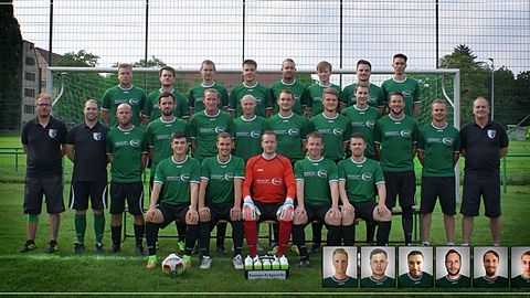 obere Reihe v.l.: Johannes Katrotzan, Carl Lohmeier, Valentin Eulitz, Tom Hausmann, Torsten Gundlach, Holger Becker, Christian Bischoff, Eike Lenz
mittlere Reihe v.l.: Robert Fuchs (Mannschaftsleiter), Immo Trübger (Co-Trainer), Tim Teichert, Sascha Thäßler, Tobias Schneeweiß, Marcus Finke, Tim Zimmermann, Martin Hirschfeld, Michael Fronzek, Mathias Münn, Andre Volesky, Uwe Franz (Trainer)
untere Reihe v.l.: Domenik Stamer, Ludwig Geigenmüller, Alexander Riedel, Andreas Kreusel, Christopher Heinig
es fehlen: Sören, Paul Gallert, Vladyslav Alshan, Philipp Kindermann, Christian Frank, Sebastian Schöbel

Foto: Julia Wurzel