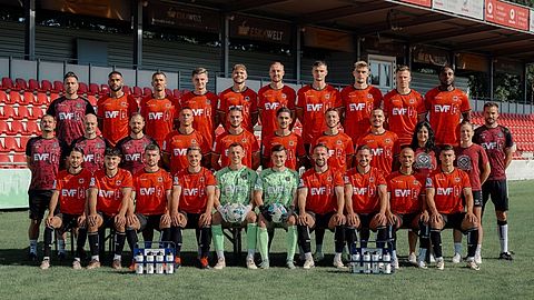 o.v.l.: Co-Trainer Joe Coletti, Emmanuel McDonald, Leon Braun, David Trivunic, Adrian Freiwald, Tim Schraml, Levin Steinbrenner, Yannik Wolff, Denis Lübke, Jeffrey Idehen
m.v.l.: Co-Trainer Daniel Budak, Trainer Gianni Coveli, Athletik-Trainer Volker Mannhardt, Filip Milisic, Tyron Profis, Luca Piljek, Noah Lulic, Bastian Frölich, Pressewartin/Betreuerin Angelika Doster, Physiotherapeutin Sara Kreher, Torwart-Trainer Florian Mack
v.v.l.: Berk Yalman, Oguzhan Kececi, Janick Schramm, Maximilian Ziesche, Matthias Layer, Enrico Piu, Mergim Neziri, Gent Cerimi, Aron Viventi, Henrich Selitaj
Es fehlen: Mohamed Baroudi, Teammanager Uwe Bauer