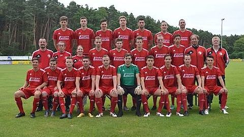 hinten v. links: Marco Metz, Marcel Klaussner, Marco Zwicker, Aljoscha Schnierstein, Erhan Ceri, Simon Adlung, Michael Faltermeier.
mitte v. links: Abteilungsleiter Jürgen Walthier, Spielleiter Hans Lämmermann, Physioterapeutin Renate Britz, René Küffner, Maximilian Schmidt, Michael Gambel, Patrick Reichenauer, Marco Scheuerer, Co- u. TW-Trainer Norbert Nein, Trainer Reinhold Fischer.
sitzend v. links:  Daniel Uttinger, André Sundelin, Patrick Scheuerer, Michael Düll, Benjamin Pommer, Manuel Döllfelder, Lukas Brütting, Marco Jakl, Daniel Eich, Halil Berisha.
Es fehlen: Felix Hörrlein, Nico Kubisch, Andreas Sejans, Andre Leykauf.