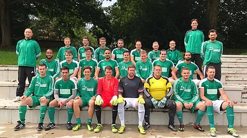 1. Reihe von l.n.r.: Dennis Koch, 3. Co-Trainer Najim Nuhu, Johannes Fritz, Nils Klein, Marcus Neumeister, Daniel Zopp, Dennis Blum, Mario Bursch.
2. Reihe von l.n.r.: Trainer Kaiss Ahmadi, Samory Coulibaly, Friedrich von Ackeren, Fabian Fröhlingsdorf, Ayoub Akhardi, Sascha Haas, Thorben Stange, Thomas Daasbach, Mustafa Altai, 2. Co-Trainer Emrullah Dogan.
3. Reihe von l.n.r.: Marco Müller, Heinrich von Zitzewitz, Marius Wötzel, Ömer Yesilyurt, Tobias Wissen, Andre Blum, Betreuer Dennis Flender, Torwarttrainer Christopher Schwarz