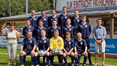 (von oben links): Kellermann Tobias, Moosbauer Christian, Stemplinger Manfred, Anetseder Roland, Ziegler Daniel,
(von mitte links): Betreuerin Kilger Christiane, Gilian Lars, Stemplinger Andreas, Deckwerth Stefan, Plettl Christian, Nickl Alexander, Trikotsponsor Dr. Achim Spechter
(von unten links): Bauer Stefan, Brunner Josef, Haumann Sebastian, Ehmann Carsten, Schraml Christian