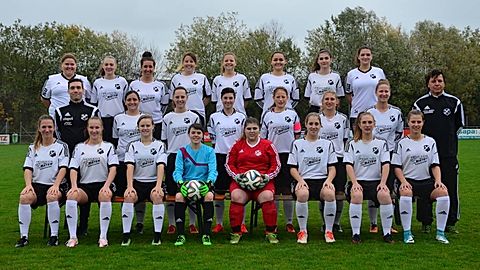 H.v.l.n.r: Rebecca Lipp, Lara Laible, Isabell Dürr, Marie Stanke, Carmen Lipp, Emely Mannes, Sally Kleimaier, Michelle Richter
M.v.l.n.r: Trainer Michael Fuchs, Birgit Schwehr, Michaela Polzer, Maike Pfarr, Tanja Schneider, Stefanie Gutheber, Alicia Strauß, Co-Trainer Bene Tony
V.v.l.n.r: Melanie Rupp, Selina Gerstlauer, Isabel Poblotzki, Lena Tiltscher, Nadine Hanus, Franziska Ritter, Sarah Rothenbacher, Natalina Tony