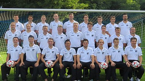 hintere Reihe von links: Sandro Schlage, Norbert Pritzl, Jörg Fertikow, Andreas Geiser, Thomas Mayer, Francesco Rainer, Daniel Sluka, Bernhard Strasser, Michael Gruber
mittlere Reihe von links: Abteilungsleiter Christian Gumpp, Trainer Peter Matkey, Co-Trainer Walter Stutzmüller, Patrick Biber, Sascha Wild, Dominik Deden, Daniel Scherbaum, 2.Vorstand Thomas Kaltenegger, 1.Vorstand Bernd Klinger
untere Reihe von links: Richard Krieger, Matthias Veh, Maximillian Kommer, Christian Stadler, Dominik Weinmann, Tobias Mayr, Maximillian Vogler, Gerhard Korschinsky
es fehlt: Jochen Bihler, Alexander Kurz, Pascal Löhrer, Steffen Aust, Eugen Morjakow, Benjamin Orywol, Sören Witteck, Wolfgang Rieder, Jürgen Seiler, Jan Friese, Kevin Behringer