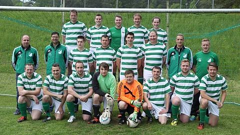 Hinten, stehend von links: Markus Jungbauer (C), Jürgen Hertlein, Dominik Böhm, Tobias Hertlein, Andreas Hertlein.
Mitte, stehend von links: Abteilungsleiter Andreas Böhm, Spartenleiter Fußball Norbert Pfahler, Fabian Näpflein, Andreas Wagner, Timo Pfenninger, Klaus Böhm, Trainer Christian Körber, Christoph Huber.
Unten, kniend von links: Sebastian Brand, Christoph Amslinger, Philipp Neumann, Kewin Reuter, Andreas Weger, Stefan Wiedmann, Felix Barta.

Foto: Fotostudio Ilona Oppel.