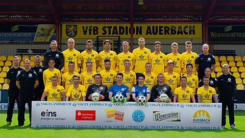 Obere Reihe (von links): Jens Richter (Sporttherapeut), Alexander Mattern, Stanley Ratifo, Jiri Jedinak, Kevin Hampf, Felix Paul, Marcel Dressel, Philipp Müller, Felix Lietz, Klaus Hülsen (Physiotherapeut)

Mittlere Reihe (von links): Michael Hiemisch (Trainer), Uwe Kramer (Co-Trainer), Daniel Fröhlich (Torwarttrainer), Fabian Paradies, Markus Möckel, Luca Jung, Raul Viktor Xavier Amaro, André Herold, Albert Löser, Björn Lambach, Arman Melkonian, Bernd Richter (Co-Trainer), Rolfi Schädlich (Mannschaftsleiter)

Untere Reihe (von links): Danny Wild, Marcel Schuch, Louis Wiesner, Maik Ebersbach, Christian Leucht, Benjamin Eißmann, Steffen Vogel, Philipp Kötzsch