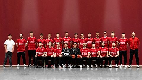 stehend (v.l.n.r.)
Mo, Jannick Wagner, Eaven Herder, Valentin Schäfer, Leon Strassheim, Michel Schmidbauer, Sebastian Chmura, Nys Schäfer, Fabian Zimmermann, Dominik Rausch, Christian Böttner, Ruben Heidt, Dennis Schmidbauer, Gianni Piana, Trainer Uwe Dahlhoff
sitzend (v.l.n.r.)
Daniel Traut, Benedikt Richter, Nils Richter, Paul Sehr, Julius Lauterbach, Edin Hankic, Janosch Burler, Pascal Elchner, Dietrich Weber