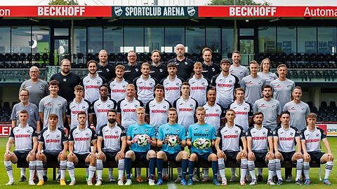 hi. Reihe v.li.: Sportlicher Leiter Sebastian Lange, Vorstand Raimund Bertels, Orthopaedischer Mannschaftsarzt Dr. Christian Colcuc, Orthopaedischer Mannschaftsarzt Dr. Jochen Schroeder, Internistischer Mannschaftsarzt Dr. Simon Eschrig, Physiotherapeut Sascha Naerger, Physiotherapeutin Mia Bittner, 3. Reihe v.li.: Betreuer Markus Schmand, Teammanager Mirko Leesemann, Marcel Benger, Yari Otto, Julian Stark, Tom Baack, Michel Julius Stoecker, Fynn Otto, Torwarttrainer Fynn Mueller, Co-Trainer Sergej Schmik, 2. Reihe v.li.: Zeugwart Joahnnes Koenig, Spielanalyst Nick Just, Marco Mannhardt, Chilohem Onuoha, Lars Lokotsch, Fabio Gruber, Tim Koehler, Tobias Knost, Lukas Demming, Co-Trainer Zlatko Muhovic, Cheftrainer Alexander Ende, vo. Reihe v.li.: Eduard Probst, Max Scholze, Patrick Kammerbauer, Daniel Mikic, Fabian Pekruhl, Philipp Schulze, Marlon Zacharias, Dominik Steczyk, Berkan Taz, Timur Gayret, Konstantin Gerhardt