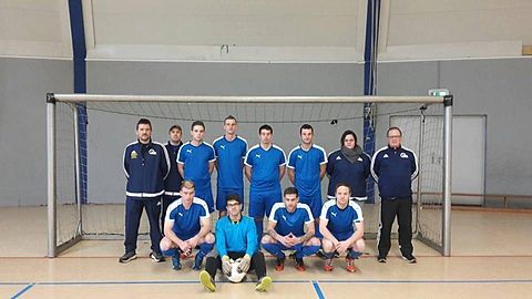 Obere Reihe stehend von links: Co-Trainer Ecker,Betreuer Stefan Klein, Fabian Breuer,Christian Fuchs,Julian Grünewald,Christian Becker,Towarttrainerin Mona,Cheftrainer Eugen Feist
Untere Reihe kniend von links: Manuel Kaub,Jason Adam,Jan Breuer(Kapitän),Kevin Bruch
Das Bild wurde in Dillingen beim Hallenturnier der DJK Dillingen aufgenommen