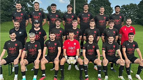 SV LOHHOF HERREN 1 Saison 2024/25

Oben stehend: Leo Sekiraqa ©, Tobi Handra, Flo Guggenmoos, Fabi Böck, Ari Kelmendi, Daniel Suck (Trainer), Luan da Costa Barros
Mitte stehend: Stephan Riedl (AL), Michael Deller (sportlicher Leiter), Vanja Kos, David Stötzel, Fritz Franz, Niklas Sternke, Sebastian Reger (Trainer)
Unten sitzend: Riad Hausic, Nemanja Plavsic, Arber Sabani, Michael Suck, Nick Maletke, Lirim Kelmendi, Kerian Schulze
Es fehlen: Vincent Spangenberg, Philipp Scheuerer, John Hinrichsen, Christian Philipp, Ante Kraljevic, Maxi Fuchs, Marco Gellner, Sertan Ismailoglu, Manu v. Klaudy (TW-Trainer)