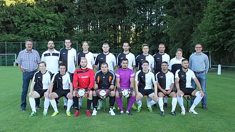 Hinten von links:
K.Deschner (Vorstand), M.Deschner (Spielausschuß), P.Brauch, C.Wäsch, N.Reiß, M.Brand, S.Walter, C.Kreis (Trainer), W.Schupp (Vorstand), T.Tschida(Spielausschuß)
Sitzend von links:
F.Schupp, S.Backfisch, A.Veith, P.Bachert, M.Hoti, Co.May, A.Koraqi, Ba.Gashi

Es fehlen: S.Wolf, M.Braun, N.Maucher, An.Nocco, Al.Nocco, C.Heid, S.Scherzinger, A.Carciola, F.Carciola, J.Hauck, S.Helm, A.Lüdke, C.Sarter, D.Merscher, M.Ziesche, Ce.May, G.Nachtmann, P.Stögbauer, Be.Gashi, K.Karali, M.Joho, M.von Hebel