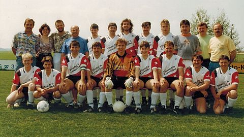 Hinten v.links:Vorstand Seidl,Trikotsponsoren,Betreuer Gerstl,Lehner M.,Holzhammer R.,
Brummer O.,Mörtlbauer T.,Wenzl H.,Abtl.Meisinger,Hollweck W.,Trainer Neulinger R.,Vorne v.l.:Griebl K.,Wimmer K.,Wimmer A.,Hain B.,Brückner J.,Gstöttl M.,Mörtlbauer H.,
Holzhammer Th.,Maier S.;