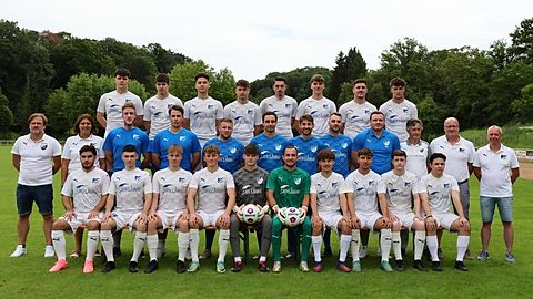 Vordere Reihe von links nach rechts: Mirac Sahin Finn Baumann, Lenny Knapp, Luis Benz, Jakob Schorr, Christopher Kessler, Rico Schön da Silva, Dominic Ferreira da Fonseca, Luca Emmerich, Julian Fellhauer.
Mittlere Reihe von links nach rechts: Marco Witte (Förderkreis), Viola Spitzer (Vorständin Verwaltung/Finanzen), Julian Beer (Co-Spielertrainer), Niklas Zabler (Trainer), Lars Stindl, Maximilian Leist, Marvin Wagner, Manuel Deponte, Marvin Keller (Sportlicher Leiter), Hermann Boppel (Torwarttrainer), Torsten Witte (Vorstand Organisation), Marcus Schäfer (Vorstand Sport).
Obere Reihe von links nach rechts: Severin Fergin, Robin Frank, Noah Zorn, Tizian Last, Ardian Krasniqi, Max Stadtmüller, Nikolas Wagner, Kevin Schneider.