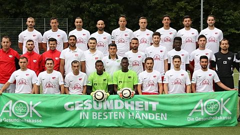 Hinten v. li.: Kadir Bozbay, Marcello Monetta, Ibrahim Tavsan, Ümit Bozbay, Marco Monetta, Andy Kühn, Sergen Sertdemir, Granit Trbunja, Tolga Tuna;
Mitte v. li.: Emre Ates (Betreuer), Serkan Albayrak (2. Vorstand), Erol Mazlum (Spielleiter), Ramazan Tavsan (Spielausschuss), Hasan Özel (Marketing), Bünyamin Inaç (Spielbetrieb), Özdemir Öztürk (Spielausschuss), Gökhan Bozbay, Erdinç Sentürk, Ousman Ceesay, Gökhan Sultan Yildiz (Co-Trainer), Baris Özel (Co-Trainer), Mehmet Öztürk (Trainer);
Vorne v. li.: Tayfun Çetinkaya, Musa Öztürk, Mustafa Özdemir, Amadou Camara, Lamin Keita, Burak Güner, Canay Tural, Hakan Öztürk;

Es fehlen: Tahsin Tavsan, Florentin Hohnloser, Sainey Sanneh