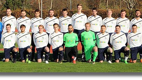 Hintere Reihe v.l.n.r.

Betreuer Toni Adesso, Physiotherapeutin Nicole Bierbach, Sideris Papadopoulos, Markus Hardge, Simon Lenk, Corin Klein, Jan Stöcker, Marvin Schäfer, Andreas Herzog, Florian Bach, Dominik Henseleit, Chris Russo, Trainer Michael Felix

Vordere Reihe v.l.n.r.

Tim Schmitt, Michele Adesso, Thorsten Fuchs, Jonas Nell, Daniel Pereira, Johannes Reidt, Marco Cafaro, Alessandro Siciliano, Patrick Nebel


Es fehlen: Matthias Sessa