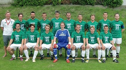 Hinten v.l.: Trainer Schöttl Tommy, Salomon Julian, Artmeier Andy, Bogner Simon, Gianfrancesco Giuliano, Knott Christian, Stahl Maxi, Krinner Andreas, Ritt Flo, Kaun Andi
Vorne v.l.: Kanon Jonny, Hölzl Johannes, Rosenberg Boris, Ammer Andreas, Englmeier Philipp, Hafner Wastl, Rohrmeier Michael