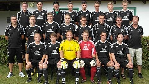 Hinten v.l.: Weber Julian, Lehmeier Alexander, Bajaktari Flamur, Plank Sebastian, Hoffmann Andreas, Höll Daniel, Hiesch Roland, Funk Rene
Mitte v.l.: Henrich Dietmar, Schäble Patrick, Schmidt Johannes, Holtz Andreas, Merkl Matthias, Otto Sebastian, Feigl Ralf, Heggenberger Michael
Vorn v.l.: Hiesch Manfred, Allgayer Andreas, Dold Andreas, Brandmeier Florian,
Pöppl Christian, Schmidt Manfred