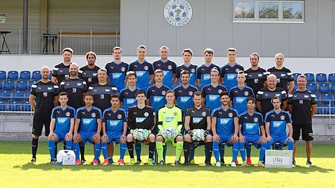 obere Reihe von links nach rechts: Martin Noske (Betreuer), Adil El Barhami (Team Sportliche Leitung), Patrick Geist, Timo Teufel, Arik Edelmann, Cirian Fleck, Anton Weber, Luca Theres, Roberto Pinto (Team Sportliche Leitung), Moritz Saur (Presse, Betreuer)

mittlere Reihe von links nach rechts: Michael Stickel (Co-Trainer), Thomas Hillenbrand (Torwart-Trainer), Thomas Ott (Betreuer), Martin Feimuth, Luca Erhardt, Michael Glaser (Stellv. Spielführer), Timo Raab, Marcel Gessel, Andreas Kocher (Trainer), Thomas Gundelfinger (Athletik-Trainer)

untere Reihe von links nach rechts: James Stojecevski, Darian Gurley, Alejandro Degura Aguirre, Paul Lawall, Lukas Dinies, Jakob Bouchetob, Salvatore Muto, Minos Gouras, Justin Karlein

Es fehlen: Christoph Stenzel (Spielführer), André Becker, sowie Matthias Stüber

Quelle: H&amp;B Pressebild Pfeifer