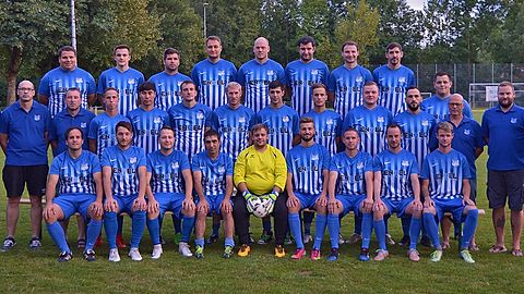 Hinten v.l.: Dominik Streib, Florian Hummel, Kim Feßenbecker, Anatoli Schneider, Thomas Eckert, Sascha Helleis, Jochen Streng, Steve Ries

Mitte v.l.: Christian Frank (Spielausschuss-Vorsitzender), Jörg Bernhard (Vorstand Sport), Ingo Mehl (Trainer), Kim Schroth, Enayat Mortezagol, Christian Karl, Danny Karolus, Dennis Klinger, Christian Kiekhäfen, André Breunig, Alexander Kiekhäfen, Stefan Kress, Jürgen Essig (Spielausschuss), Andreas Ulbrich (Spielausschuss), Christian Helleis (Vorstand Verwaltung)

Vorne v.l.: Richard Paulus, Stefan Müller, Philipp Weidlich, Marcelino Goncalves, Stephan Maier, Fabio Di Meo, Stefan Rieth, Andreas Zoller, Pascal Eckert

Es fehlen: Christian Hacker, Dennis Krämer, Luca Grab, Dirk Winterle, Angelo Fernandez, Stefan Müllerthann, Raffael Isidro Peraira, Sebastian Rudolf, Dimitri Schneidmiller, Philipp Vierling, Dominik Karolus und Patrick Döffinger

Fotograf: Ch. Frank