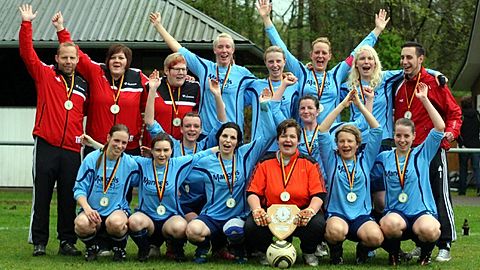 Stehen vier Spieltage vor Schluss bereits als Kreisliga-Meister fest: Die  Damen des Bade SC mit ihrem Trainer-Duo Lars Mahnken und Nils Paliokas.