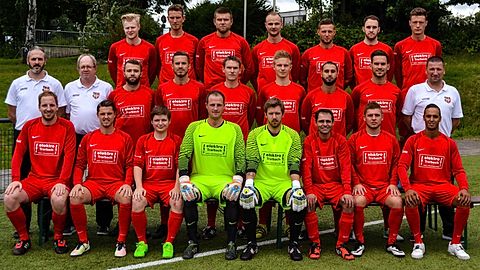 Kader I. Mannschaft - Saison 2017/2018

Hintere Reihe v.l.n.r.: Marco Seidel, Janis Pynappel, Kai Holthaus, Florian Schmier, Niklas Berg, Kevin Weide, Leonard Stertenbrink

Mittlere Reihe v.l.n.r.: Ciro Del Polito (Co-Trainer), Heinz Wiese (Torwart-Trainer), Daniel Keip, Kai Leeuwis, Thorsten Meyer, Felix Weich, Mohamed Benhaddou, Daniel Mion, Dirk Spanihel (Trainer)

Vordere Reihe v.l.n.r.: Steffen Pospich, Thomas Krol, Florian Wolfram, Marcel Aust, Oliver Wiese, Nicolo Dettori, Nils Schäfer, Rachid Loukil

Auf dem Bild fehlen: Benjamin Spatzig, Rinka Lal, Khalid Channig, Baghdad El Bourimi