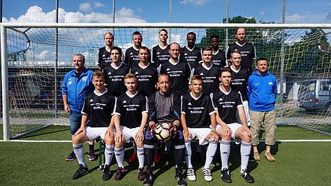 Stehend dritte Reihe: Patrice Linnemann (Co-Trainer), Benjamin Bachmann, Lasse Wichmann, Daniel Hagor, Samuel Girmay, Julian Schuster
Stehend zweite Reihe: John Dickson (Spielausschuss), Alexander Reid, Philipp Assmann, Robin Schuster, Sebastian Ensinger, Lars Kittel, Manfred Schön (Trainer)
Sitzend erste Reihe: Lukas Herberg, David Gabriel, Daniel Bohl, Jakob Herberg, Tim Bartelsen
Folgende Spieler fehlen: Markus Rothenhäuser, Max Bernardini, Ruben Keil, Max Schäfer, Luca Hechler, Tim Winkel