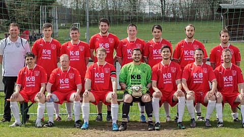 2te Mannschaft 14/15
oben v.l.: Teammanager Eckl Alex, Denninger Stefan, Dorostkar David, Wilhelm Matthias, Hagl Manuel, Holzapfel Alex, Egner Robert, Müller Hans-Jürgen
unten v.l.: Vorstand Saller Frank, Schwarzer Christian, Fuchs Martin (C), Biebl Karl, Schötz Chris, Vorstand Altmann Christian, Huber Thomas, es fehlen Rücker Ernst, Pangerl Norbert