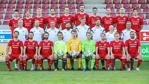 h.R.v.l.: Stefan Pavlovic, Pascal Heinke, Christian Münz, Manuel Fischer, Fabian Brehm, Timo Wichert, Daniel Deli, Thomas Hennes, Jonathan Schmid, Frank Ströbele

m.R.v.l.: Chef-Trainer Sascha Goebel, Spielertrainer Robert Henning, Trainer II. Mannschaft Ralf Binder, Torwarttrainer Sebastian Wolf, Vorstand Sport Ovidiu Todor, Spielleiter Patrick Milz, Physiotherapeutin Isabella Neubrand, Vorstandsvorsitzernder Norbert Selg

Simon Spies, Tobias Ummenhofer, Benjamin Spies, Robin Kuchelmeister, Valentin Binder, Joshua Blum, Mario Miller, Simon Ströbele, Ralph Henning