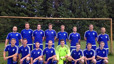 hinten von links: Erfan Jafari, Philipp Kemper (jetzt Schwagstorf 3), Andreas Geers, Lukas Hölscher, Robinson Santen, Luca Santen (jetzt Bippen 2), Sebastian Scherpenberg, Michael Lömker
vorne von links: Axel Stöckel, Tobias Hagen, Phillip Peters, Thomas Lömker, Viktor Elbers, Johannes Nunn, Hauke Hartmann, Christian Höfener
es fehlen: Dominik Blumenthal, Hendrik, Hopmann, Mathis Liedtke