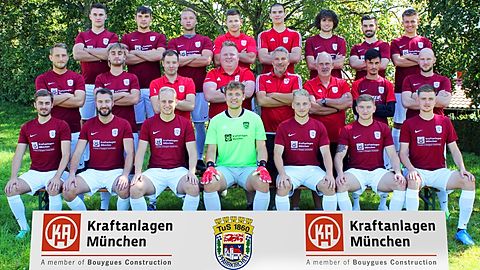 oben v.l.nr.: Jonas Hart, Thomas Zimmermann, Marco Weiss, Maximilian Espertshuber, Severin Brunhuber, Christoph Eichinger, Alexander Rueß, Quirin Geier. Mitte: Markus Wagner, Constantin Hanöffner, Benjamin Gerstl, Josef Burmberger, Alexander Ronczka, Franz Hobelsberger, Wahid Raufi, Christoph Bachhuber. Vorne: Maximilian Kirschner, Lukas Sailer, Stephan Ederer, Dominik Bimesmeier, Andre Brenzinger, Felix Hois und Michael Niedermeier. Es fehlen: Jakob Bauer, Florian Mittermeier, Fabian Brummer, Valentin Gref, Julian Kagerl und Marcel Brenzinger.