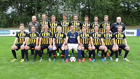 Hintere Reihe v.l.: Trainer Rainer Wirth, Jonas Brendel, Matthias Döhnel, Dominik Zapf, Maximilian Pflaum, Christian Feldrapp, Timo Haberzettl, Timo Kuttler, Betreuer Dominik Heß
Vordere Reihe v.l.: Marco Geißler, Tobias Kuttler, Patrick Dörre, Fritz Häffner, Michael Luft, Florian Schwabe, Sebastian Ott, Felix Grünert, Andreas Reichel
es fehlen: Christoph Böhm, Miguel Dolla, Güney Balci, Sven Beyer, Sebastian Zeh, Spielleiter André Zapf