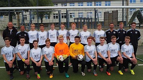 Obere Reihe von links: Michael Sundermann (Werbepartner), Werner Mennemann (Trainer), Moritz Jansen, Justus Tepe, Robin-Pierre Schriever, Finn Brügggemann, Harry Meidengger, Jan Koers, Felix Fiedler, Niko Weißhaar (Torwarttrainer), Sven Recker (Co-Trainer), Phillipp Laermann (Co-Trainer)
Untere Reihe von links: Henning Pille, Tim Luther, Simon Felix Schuller, Julisn Weißhaar, Nick Sundermann, Avdi Hasani,
Jannis Schmidt, Jost Hagedorn, Hasan Özen! Yannik Scheper