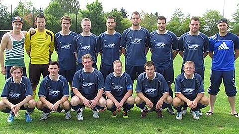 stehend v.l.: Julian Siegl, Patrick Krause, Marcel Frühholz, Marcel Wenk, Philip Weil, Manuel Wittmann, Trainer Ibo Karakas, Muhsin Kilicaslan, Patrick Kaevski
knieend v.l.: Sebastian Wegmann, Benedikt Oltersdorf, Fabian Fritzmeier, Thomas Kober, Florian Zimmerer, Michael Kober