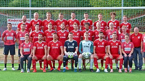 Hintere Reihe von links: Andreas Zimmermann, Albert Becker, André Dalphin, Dominik Strauß, Maurice Schwenk, Edin Makelic, Johannes Roßfeld, Elias Hoffmann, Tim Müller

Mittlere Reihe: Tobias Saar, Co-Trainer Thomas Schneider, Trainer Sebastian Kleer, Luca Schmidt, David Dräger, Maximilian Rupp, Nico Kmoch, Ricardo Hamann, Marvin Kempf, Björn Wagner, Hans Misiorny, Günter Schmitt, Karl-Heinz Müller

vordere Reihe: Meike Mestrovic, Murat Adigüzel, Lucas Becker, Dennis Lißmann, Constantin Lorang, Bono Marjanovic, Nicolas Jobst, Maja Mestrovic