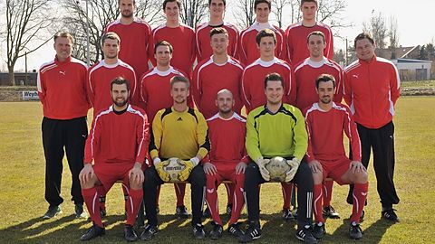 Obere Reihe: Florian Deiss, Dominik Baum, Fabian Wolfgarten, Tobias Wolfgarten, Niklas Lehnert

Mittlere Reihe: Trainer Kai Überall, Sven Sommer, Jonathan Höhn, Peter Eßer, Domenic Ester, Klaus Kronwald, Co-Trainer Rüdiger Britschock

Untere Reihe: Bastian Zeibig, Christian Backert, David Grau, Max Tups, Kevin Hein

Es Fehlen: J.Deiss, W.Burda, G.Oeltzschner, N.Ramic, T.Überall.
Foto: T. Götz / www.goetz-foto.net