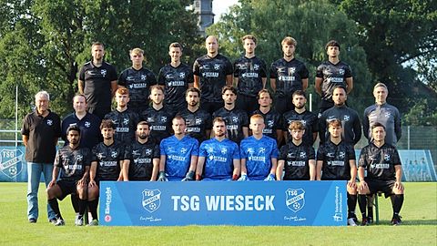 oben v. l.: Rick Helmecke, Tom Bette, Luca, Sebastian Huhn, Filip Topali, Mecier Grouls, Sameer Jafar
Mitte v. l.: Jörg Hildebrand, Carina Vysockaja, Levin Sworowski, Arlind Dulla, Mathay Göktas, Deniz Dal, Vincent Kura, Serkan Akin, Ertugrul Gündüz, Fabio Eidelwein
unten v. l.: Nitharsan Sukanthan, Cem Kaan Aydin, Yavuz Güngör, Jan Nicklas Kolb, Jonas Baersch Bettin, Felix Benner, Daniel Carl, Jacob Paul Illmer, Shamil Mazitov