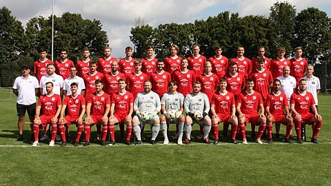 Hintere Reihe v. l.: Mike Megnin, Amr Al Khliefat, Linus Benz, Samuel Jost, Moritz Wald, Lukas Jehle, Max Wenninger, Simon Schmid, Samuel Bosch, Dennis Zeun, Franz Noller, Hendrik Koros, Dominik Seibold
Mittlere Reihe v. l.: Trainer Goran Kenjic, Co-Trainer Michael Schaab, Abteilungsleiter Fabian Schurr, Elias Ziegler, Nico Höhe, Finn Bückle, Jannik Bartosch, Mats Kußmaul, Lucas Ziegler, Noah Fernandes, Kai Bückle, Abteilungsleiter Markus Schmid, Co-Trainer Ricky Herga
Vordere Reihe v. l.: Matthias Wittlinger, Paul Schmidt, Jonas Mayer, Moritz Baur, Daniel Reichelt, Tom Späth, Artur Schmidt, Philipp Daum, Johannes Fuchs, Alexander Eckle, Manuel Dürr
Es fehlen: Matthias Garni, Tom Weigand, Max Noller, Josh Kußmaul, Torwart-Trainer Jens Baur und Tobias Einsiedler