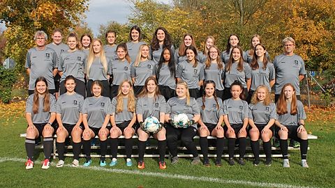 Obere Reihe (v.l.): Kerstin Schlotter, Julia Dehner, Jasmin Riggenmann, Paula Schweiggert, Verena Zwiebel, Lena Schorf, Sara Mader, Tabea Menzel, Sarah Birkle
Mittlere Reihe (v.l.): Horst Basler (Trainer), Jäckle Sophia, Mödinger Svenja, Schmidt Theresa, Schwann Cora, Sabrina Heidlinger, Maxi Merk, Noa Myslowiecki, Isabelle Lorenz, Jana Ott, Nicky Schönbrod (Trainer)
Untere Reihe (v.l.): Sandra Vogel, Laura Hartner, Katharina Tobisch, Elisabeth Eppelt, Anne Kloo, Jennifer Gaiser, Selina Schröck, Hanna Schnell, Jana Hauke, Annelena Schubert
Es fehlen: Celine Hornstein, Elisa Mehrkens, Carina Spiegel, Linda Reiter, Neubauer Ariane, Jennifer Kneer, Theresa Anderhofstadt (Betreuerin), Sarah Schönberger (Betreuerin), Caroline Suchart (Betreuerin), Kristin Schirßner (Betreuerin)